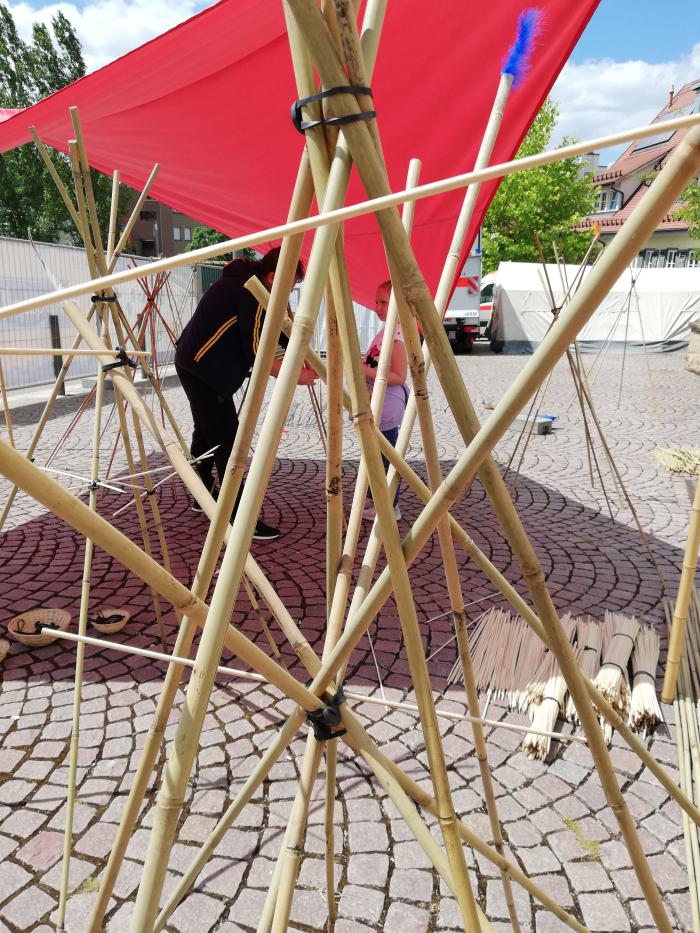Bambusstäbe kunstvoll miteinander verbunden in Plochingen auf dem Marquardfest