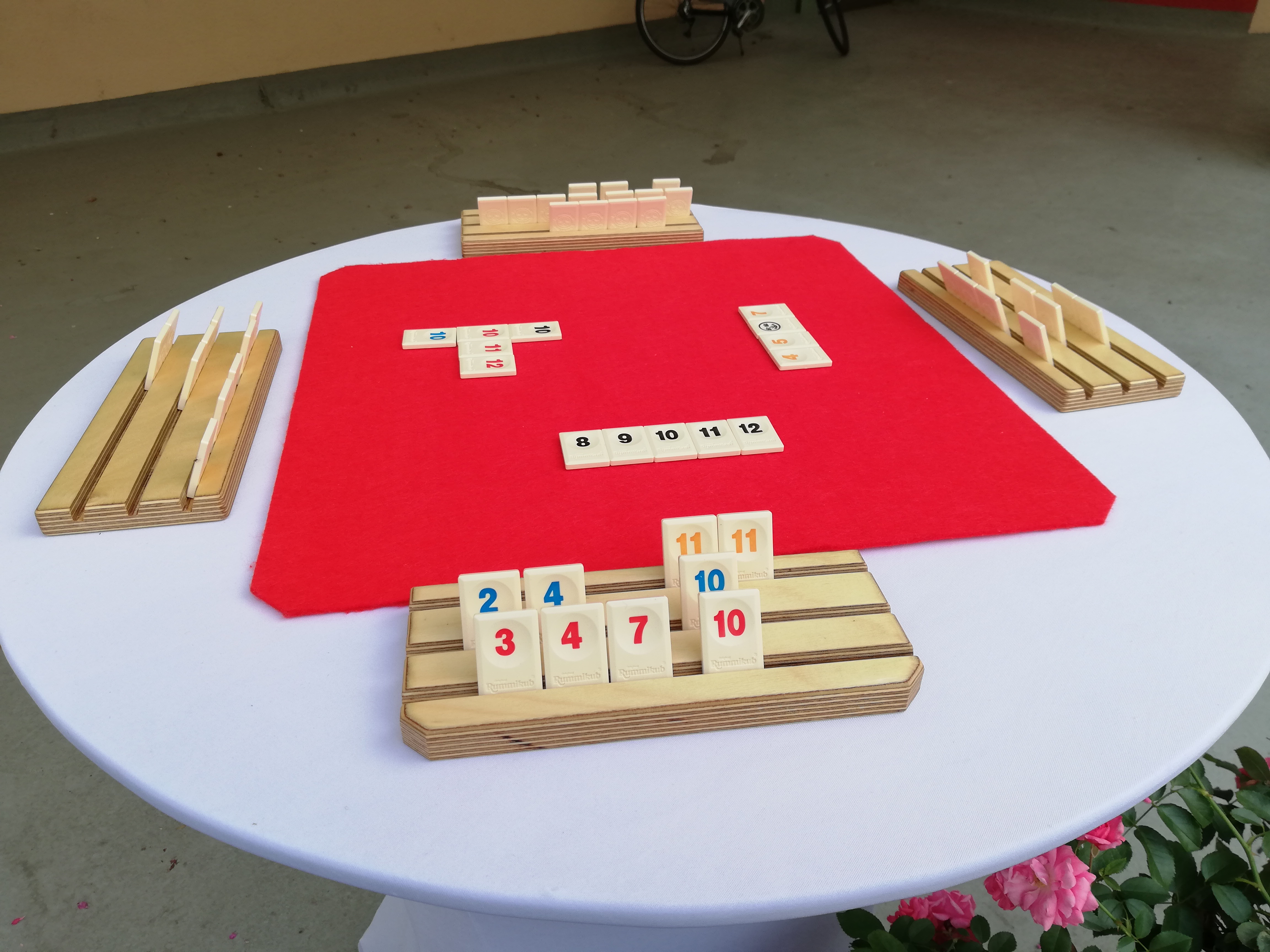 Rummycub auf Stehtisch