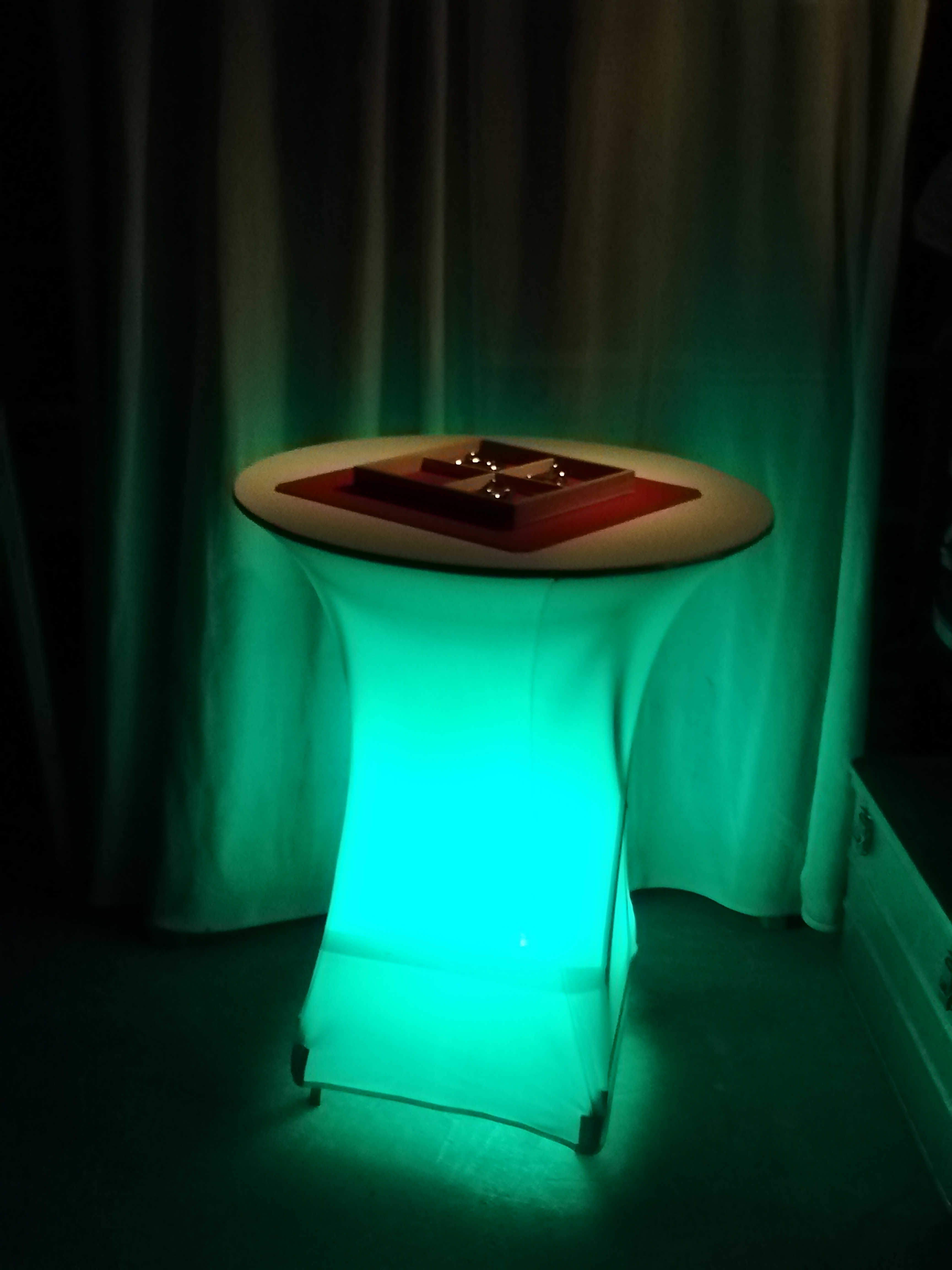 Stehtisch bei Nacht grün