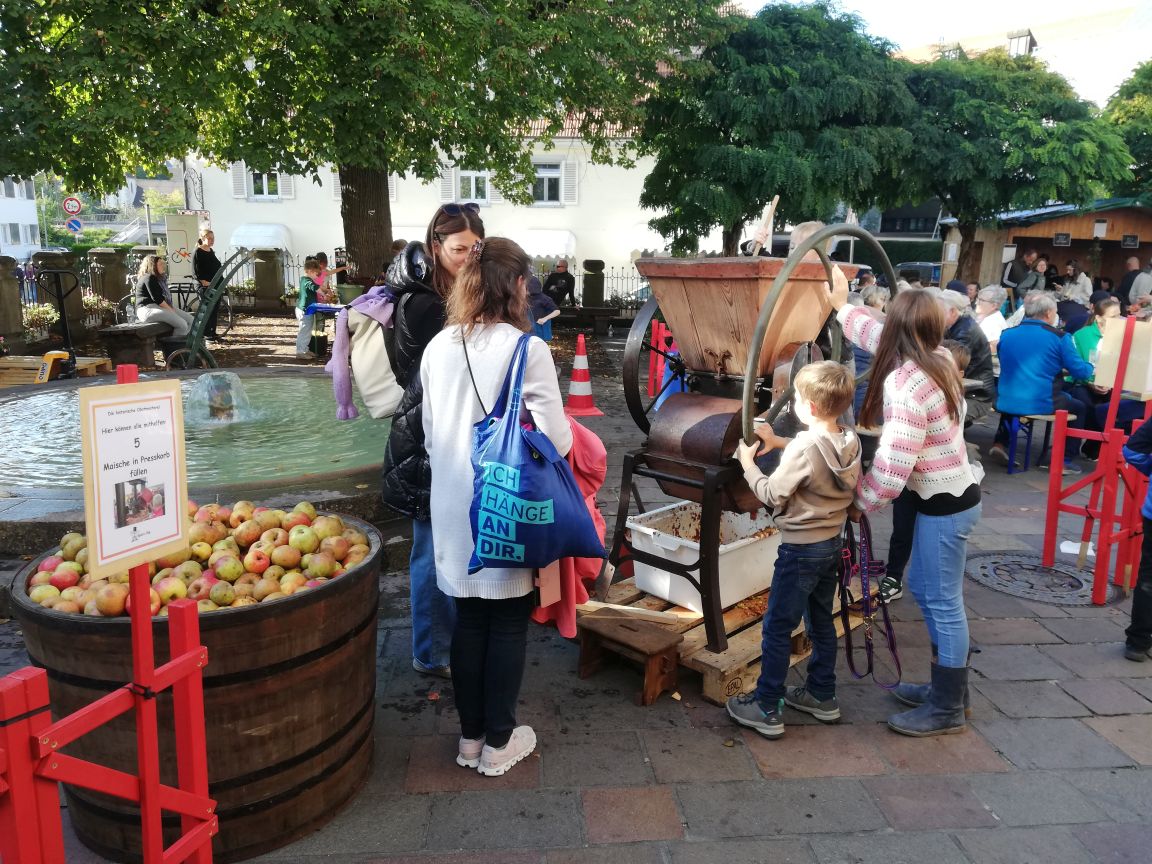 Obstmosterei mit Obstmühle und Äpfeln